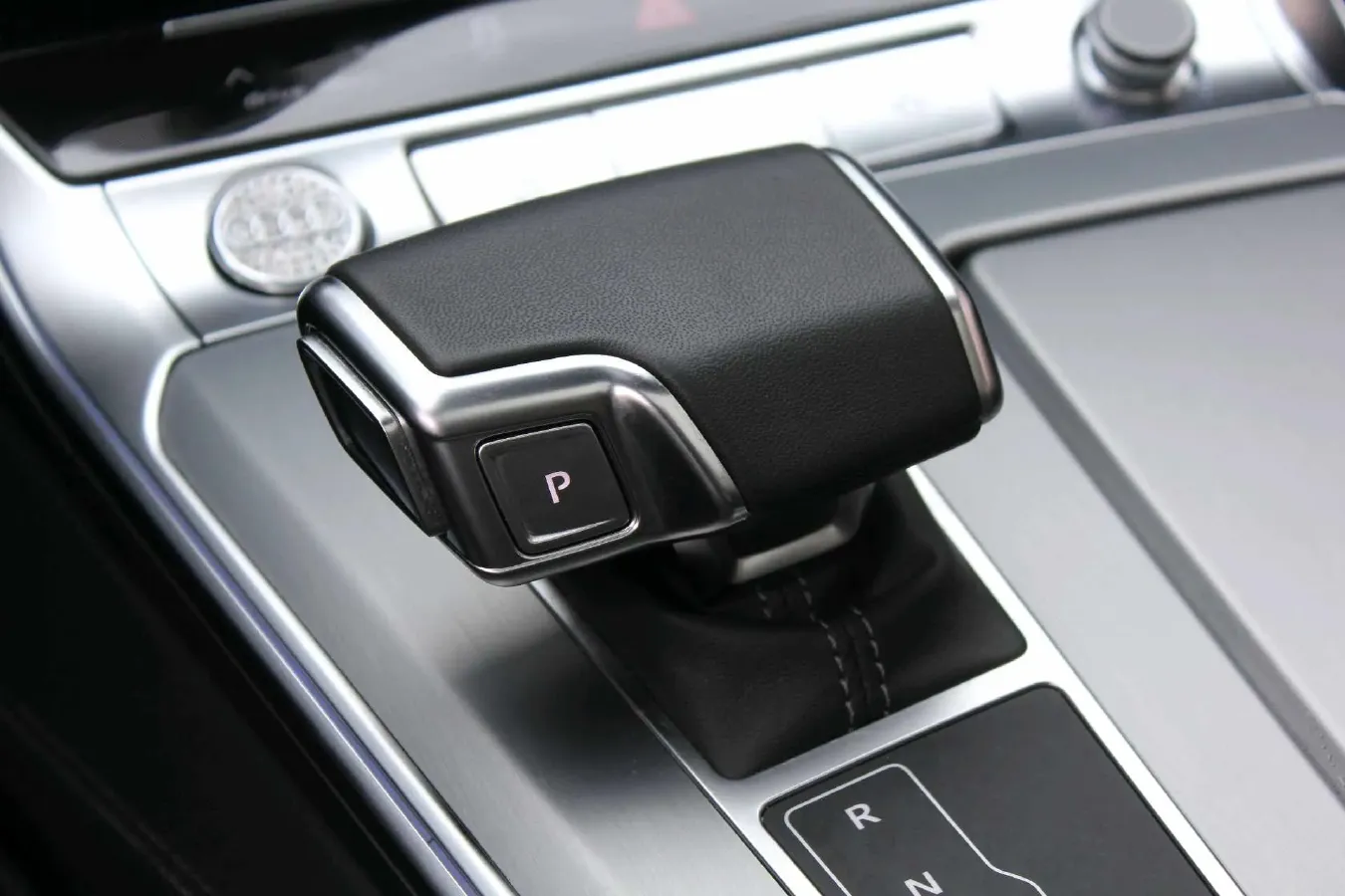 2025 Audi A7L 2.0T 245HP L4 7DCT,autocango,china used car exporter,china ev exporter,chinese used car exporter,chinese used ev exporter