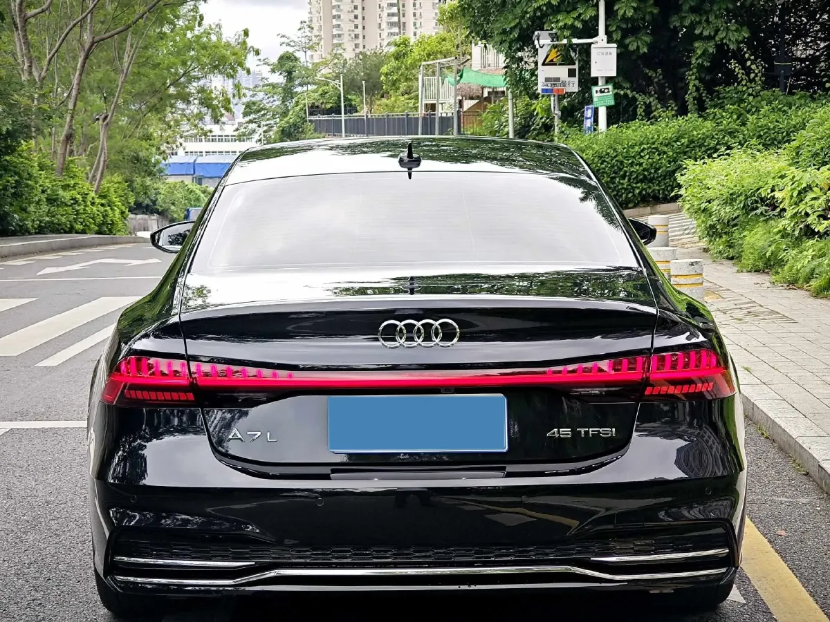 2025 Audi A7L 2.0T 245HP L4 7DCT,autocango,china used car exporter,china ev exporter,chinese used car exporter,chinese used ev exporter