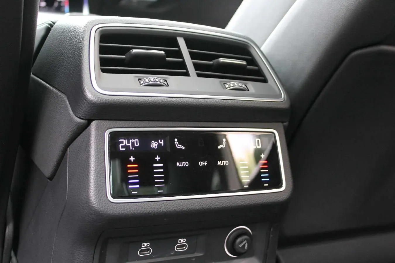 2025 Audi A7L 2.0T 245HP L4 7DCT,autocango,china used car exporter,china ev exporter,chinese used car exporter,chinese used ev exporter