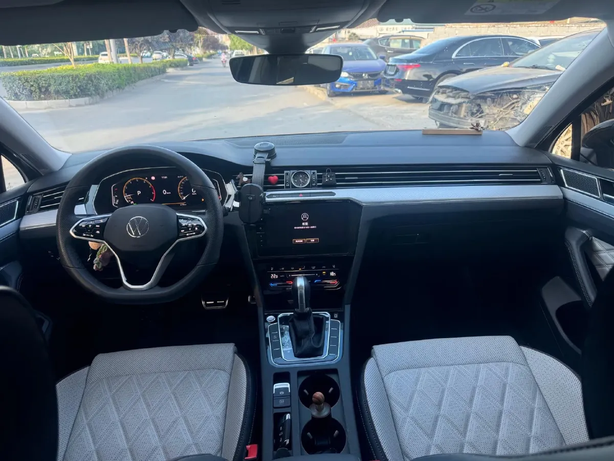 2024 Volkswagen Magotan 2.0T 186HP L4 7DCT,autocango,china used car exporter,china ev exporter,chinese used car exporter,chinese used ev exporter