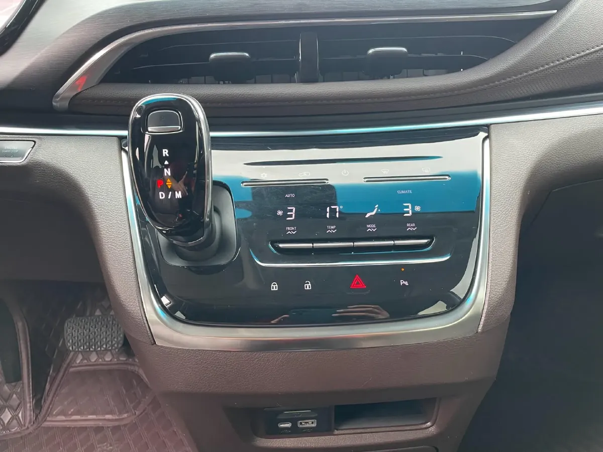 2022 Buick GL8 2.0T 237HP L4 9AT,autocango,china used car exporter,china ev exporter,chinese used car exporter,chinese used ev exporter