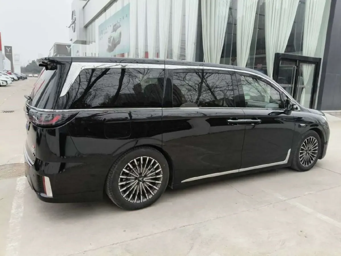 2025 Voyah Dream 1.5T 150HP L4 PHEV 41.7KWH,autocango,china used car exporter,china ev exporter,chinese used car exporter,chinese used ev exporter