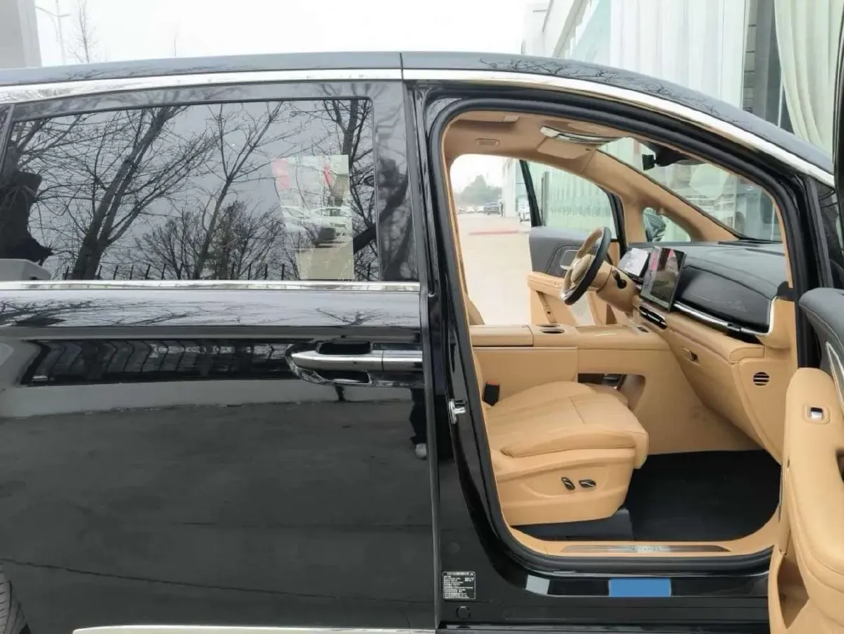 2025 Voyah Dream 1.5T 150HP L4 PHEV 41.7KWH,autocango,china used car exporter,china ev exporter,chinese used car exporter,chinese used ev exporter