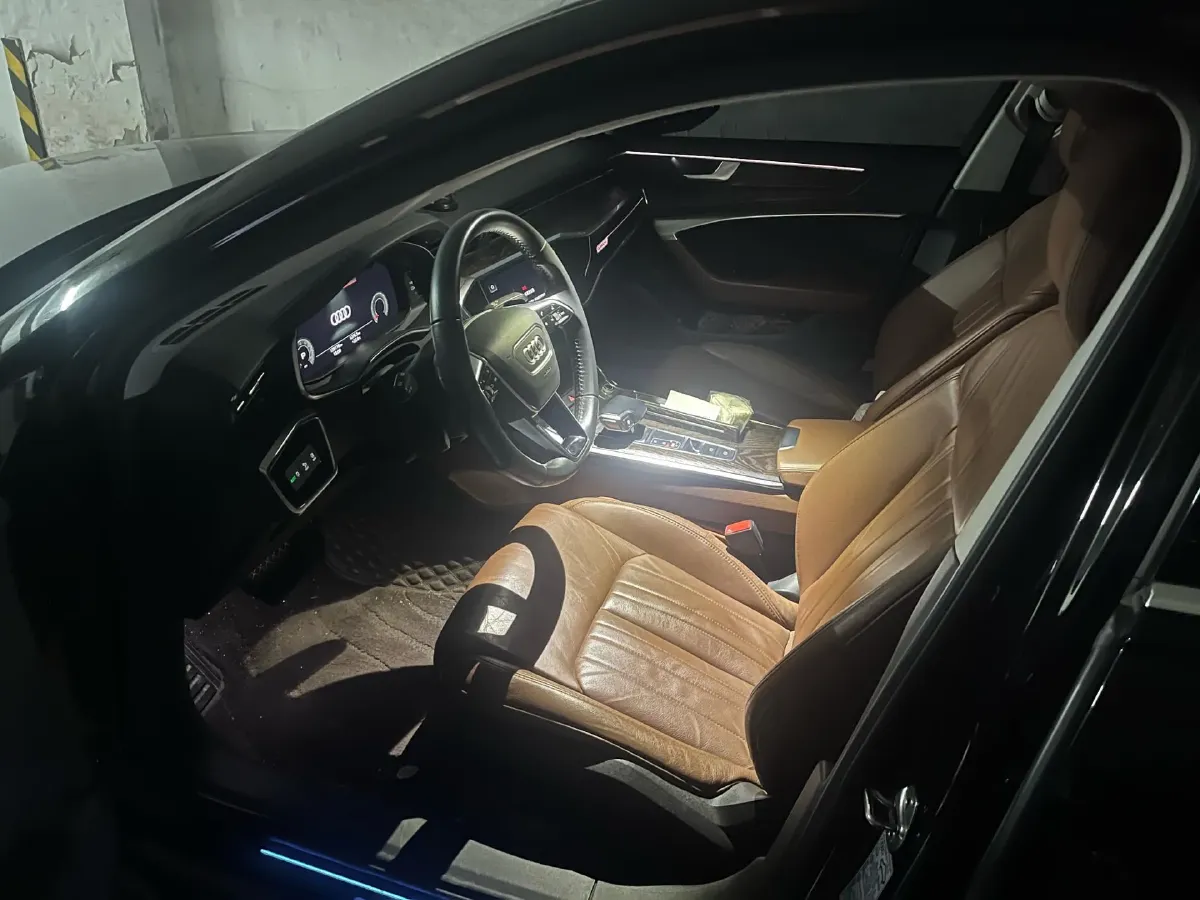 2021 Audi A6L 2.0T 224HP L4 7DCT,autocango,china used car exporter,china ev exporter,chinese used car exporter,chinese used ev exporter