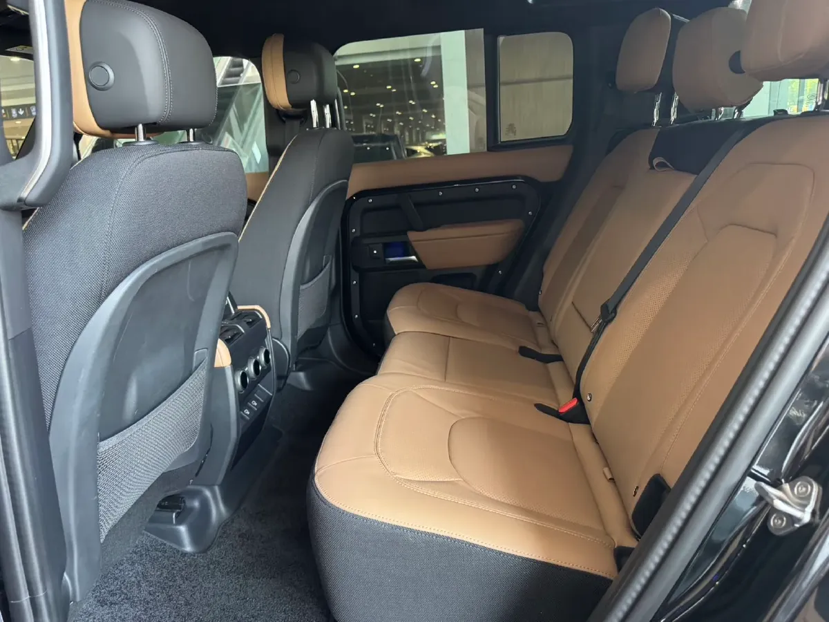 2025 Land Rover Defender 3.0T 400HP L6 8AT,autocango,china used car exporter,china ev exporter,chinese used car exporter,chinese used ev exporter