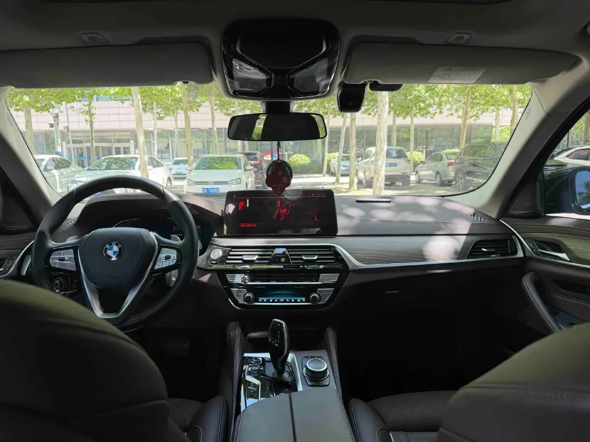 2022 BMW 5 Series 2.0T 252HP L4 8AT,autocango,china used car exporter,china ev exporter,chinese used car exporter,chinese used ev exporter