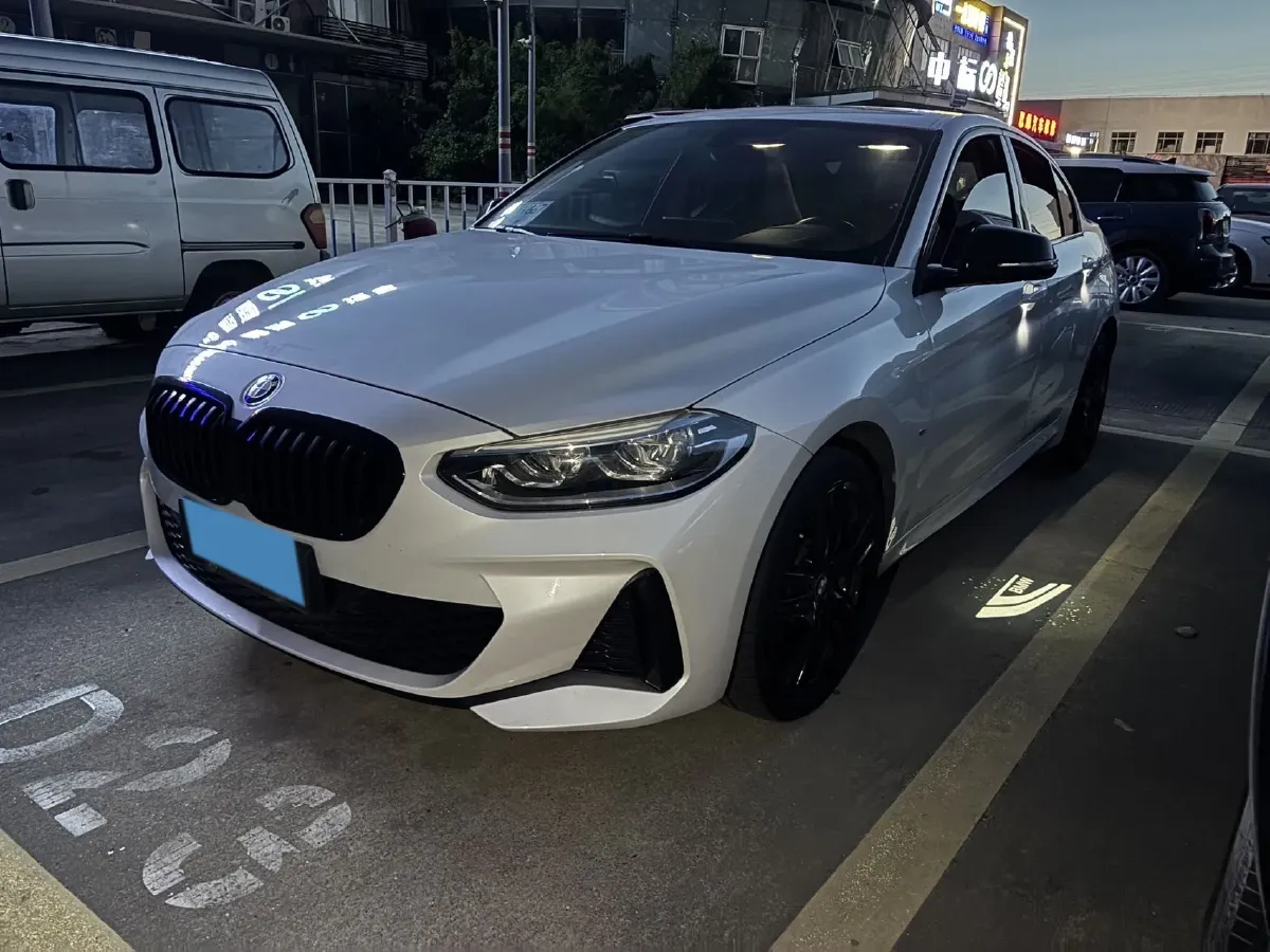2022 BMW 1 Series 2.0T 192HP L4 7DCT,autocango,china used car exporter,china ev exporter,chinese used car exporter,chinese used ev exporter