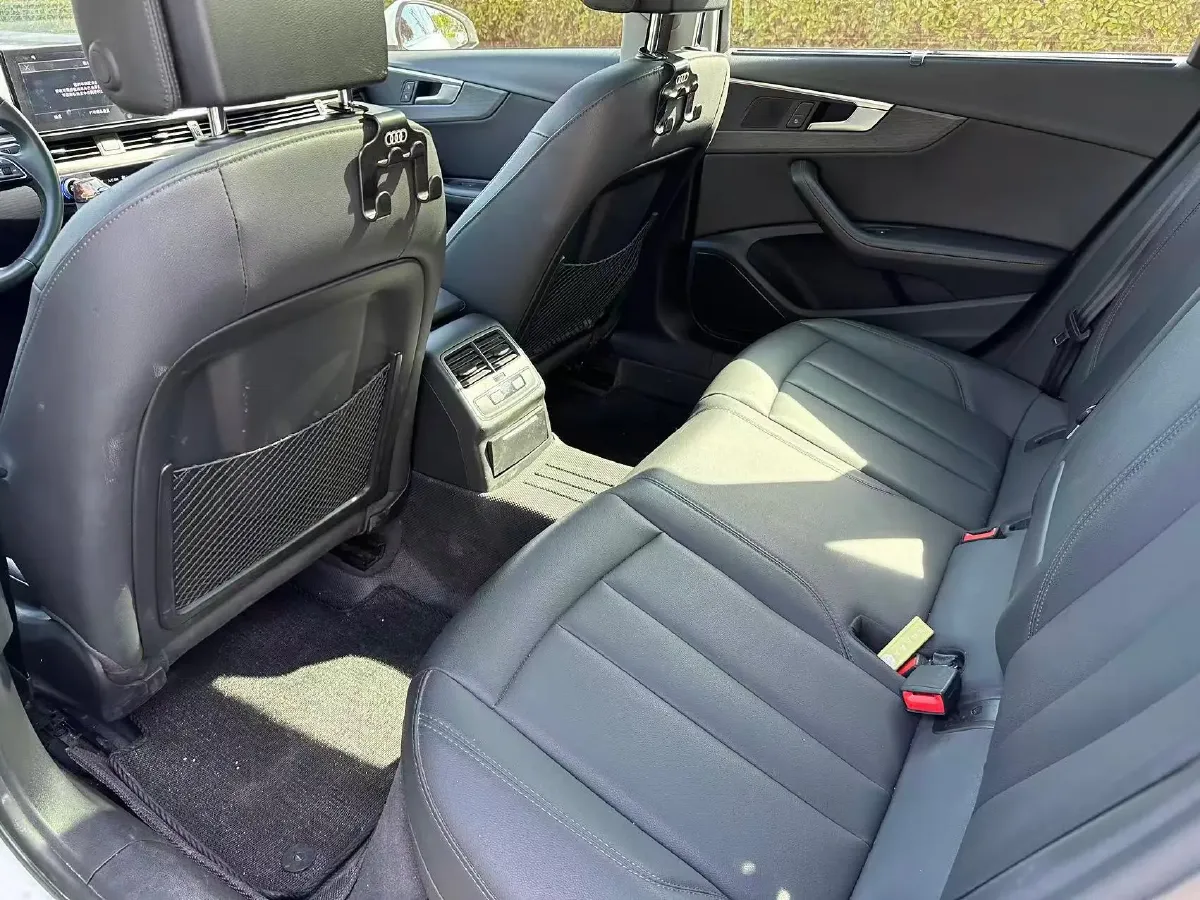2022 Audi A4L 2.0T 190HP L4 7DCT,autocango,china used car exporter,china ev exporter,chinese used car exporter,chinese used ev exporter