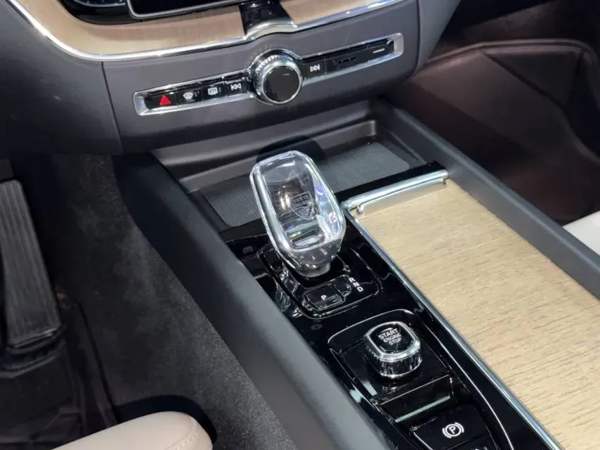 2026 Volvo XC60 2.0T 250HP L4 8AT,autocango,china used car exporter,china ev exporter,chinese used car exporter,chinese used ev exporter