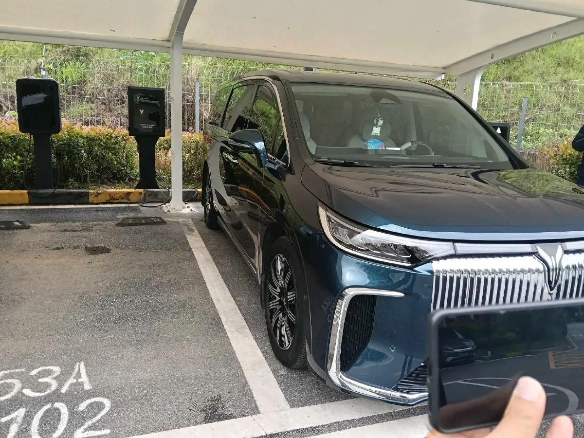 2024 Voyah Dream 1.5T 150HP L4 PHEV 43KWH,autocango,china used car exporter,china ev exporter,chinese used car exporter,chinese used ev exporter