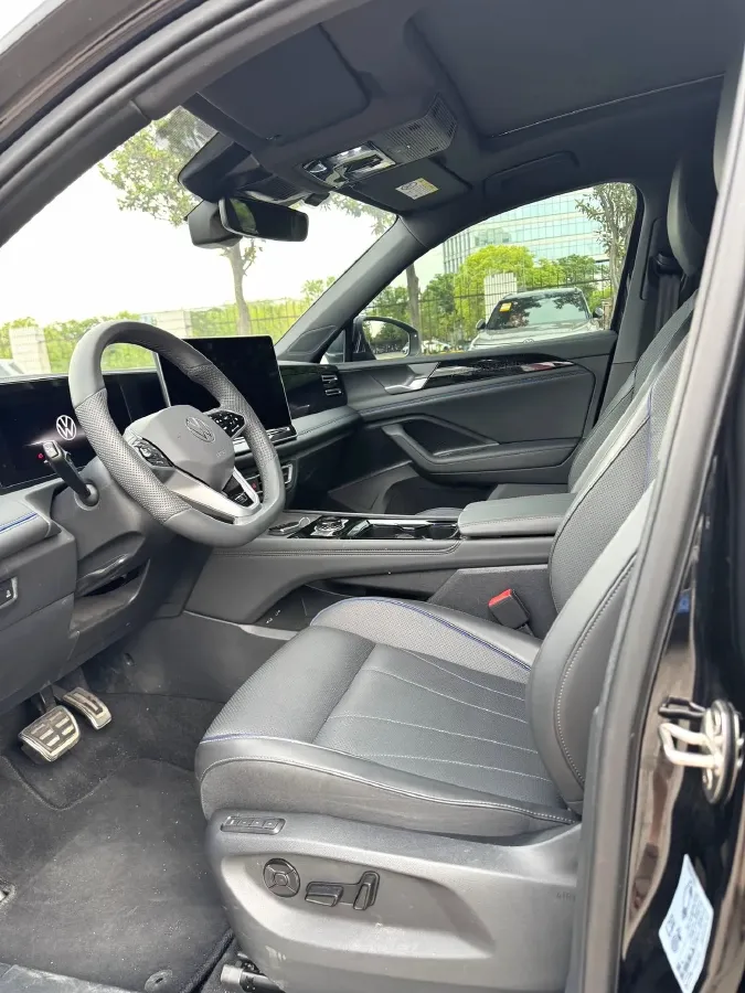 2024 Volkswagen Tiguan L 2.0T 220HP L4 7DCT,autocango,china used car exporter,china ev exporter,chinese used car exporter,chinese used ev exporter