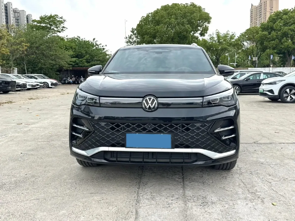 2024 Volkswagen Tiguan L 2.0T 220HP L4 7DCT,autocango,china used car exporter,china ev exporter,chinese used car exporter,chinese used ev exporter
