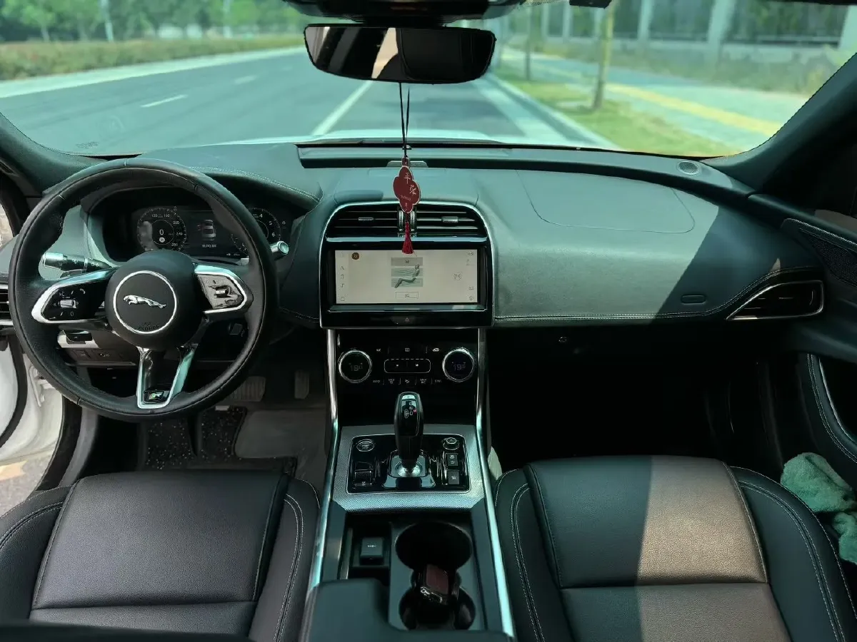 2022 Jaguar XEL 2.0T 250HP L4 8AT,autocango,china used car exporter,china ev exporter,chinese used car exporter,chinese used ev exporter