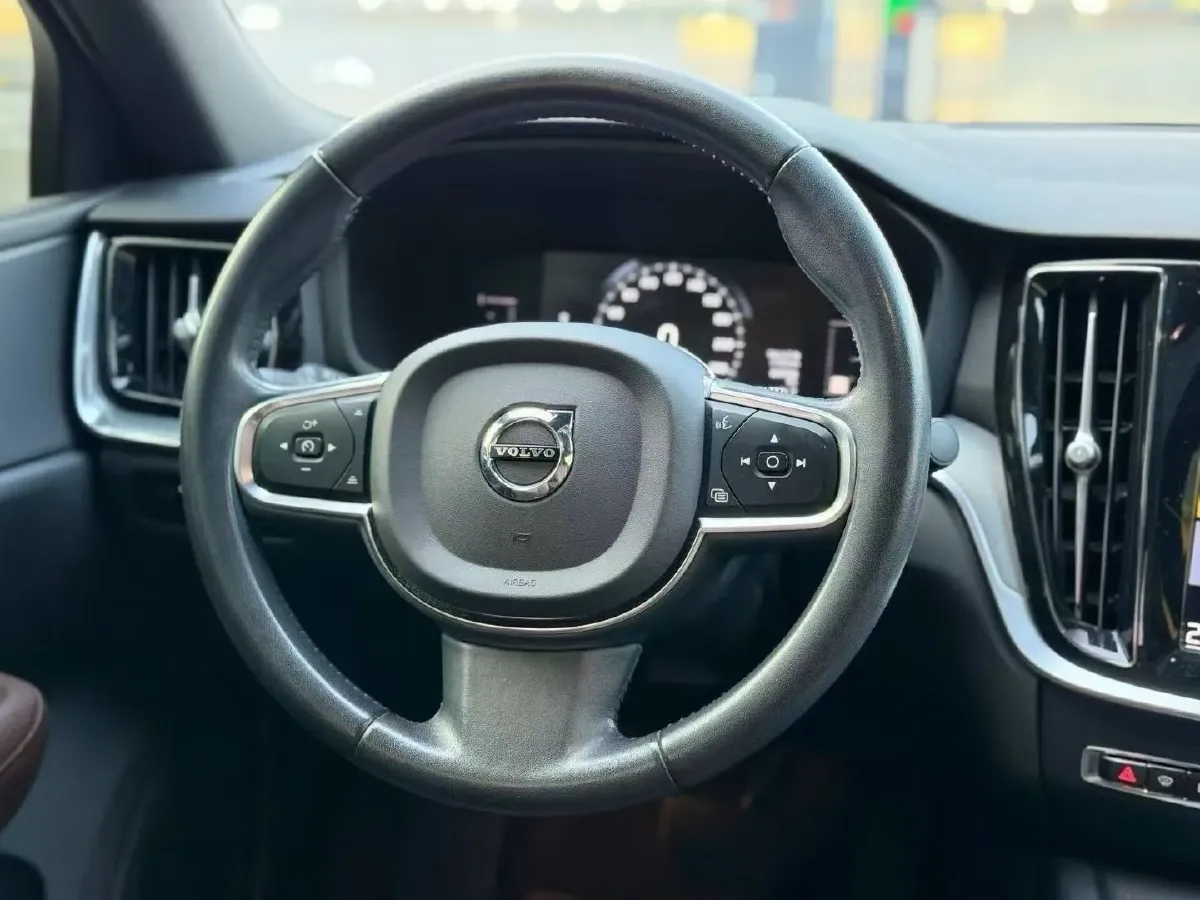 2022 Volvo S60 2.0T 197HP L4 8AT,autocango,china used car exporter,china ev exporter,chinese used car exporter,chinese used ev exporter