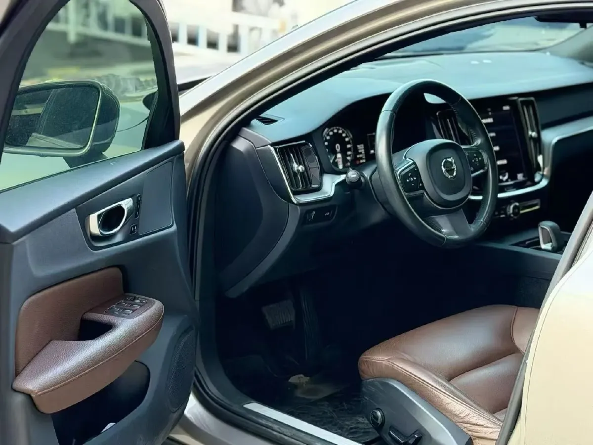2022 Volvo S60 2.0T 197HP L4 8AT,autocango,china used car exporter,china ev exporter,chinese used car exporter,chinese used ev exporter