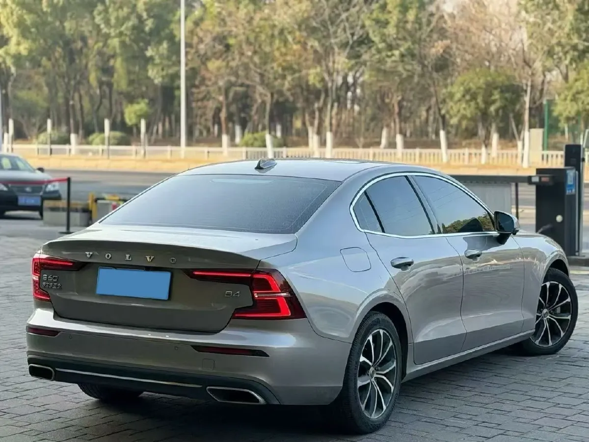2022 Volvo S60 2.0T 197HP L4 8AT,autocango,china used car exporter,china ev exporter,chinese used car exporter,chinese used ev exporter