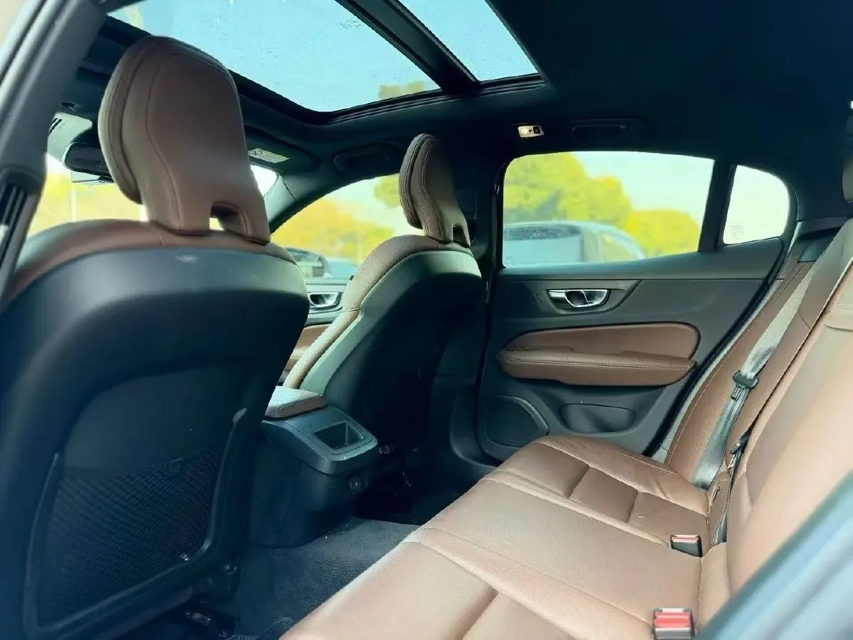 2022 Volvo S60 2.0T 197HP L4 8AT,autocango,china used car exporter,china ev exporter,chinese used car exporter,chinese used ev exporter