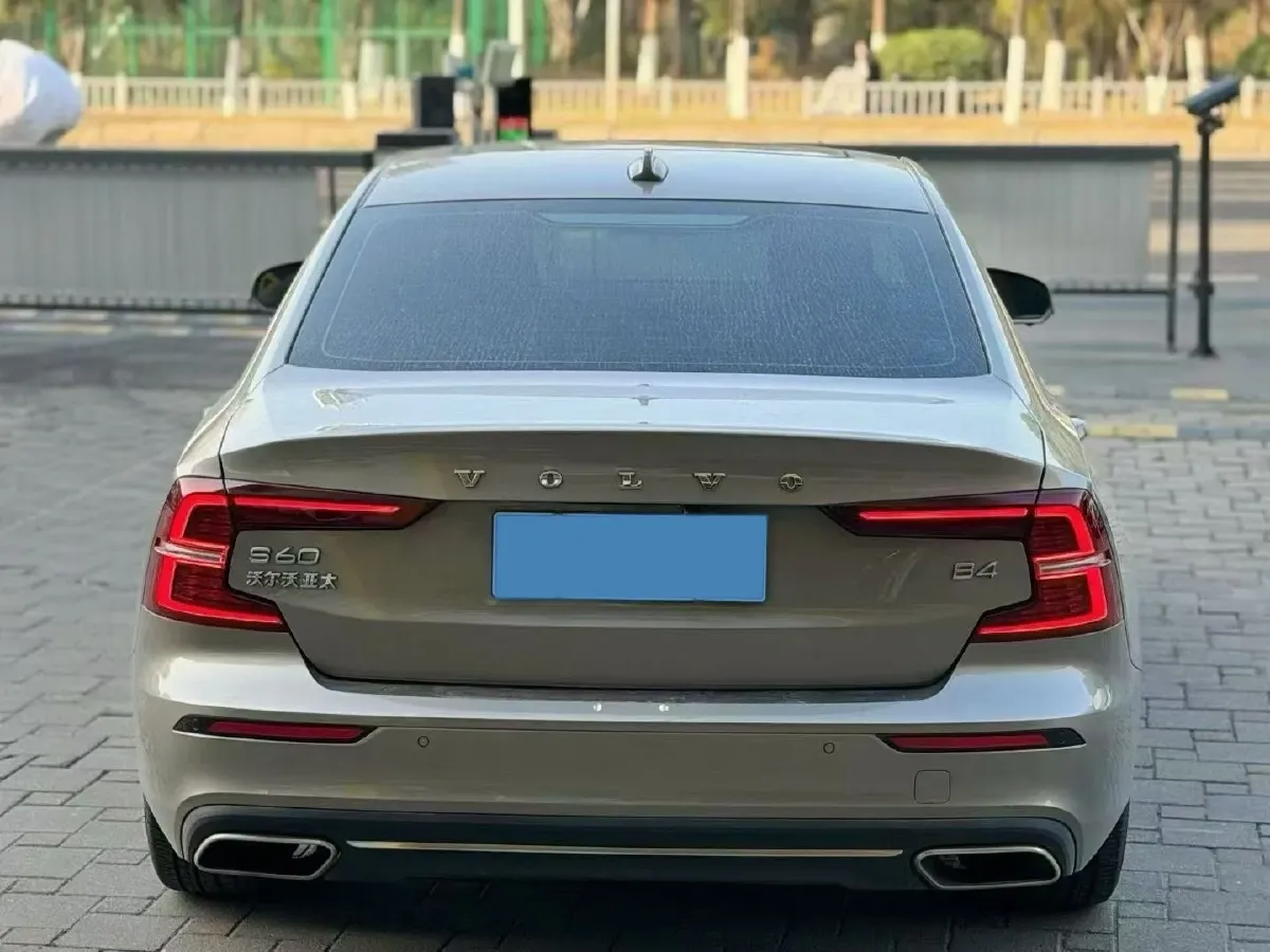 2022 Volvo S60 2.0T 197HP L4 8AT,autocango,china used car exporter,china ev exporter,chinese used car exporter,chinese used ev exporter