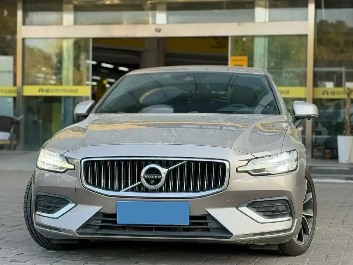 2022 Volvo S60 2.0T 197HP L4 8AT,autocango,china used car exporter,china ev exporter,chinese used car exporter,chinese used ev exporter