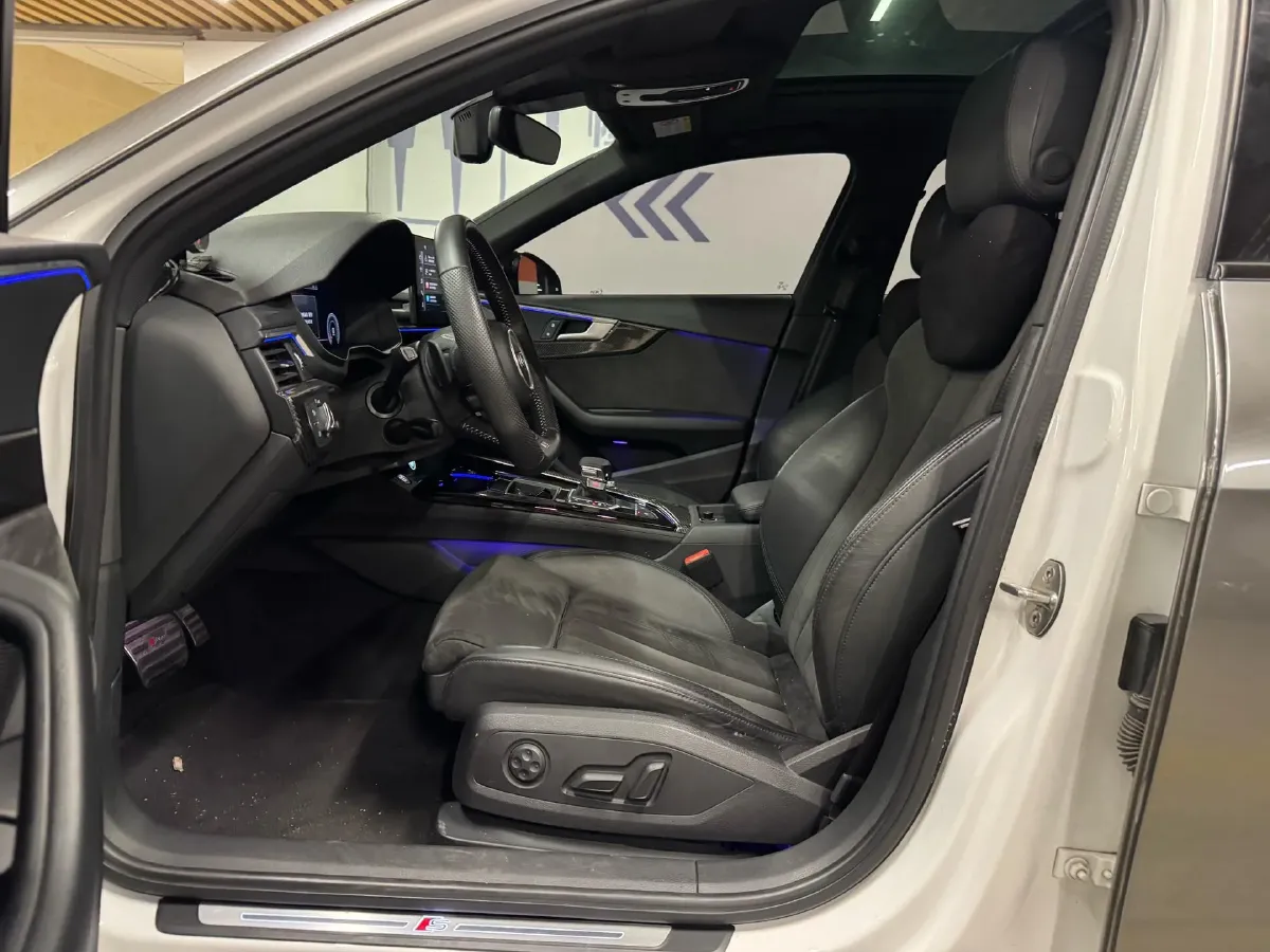 2020 Audi A4L 2.0T 252HP L4 7DCT,autocango,china used car exporter,china ev exporter,chinese used car exporter,chinese used ev exporter
