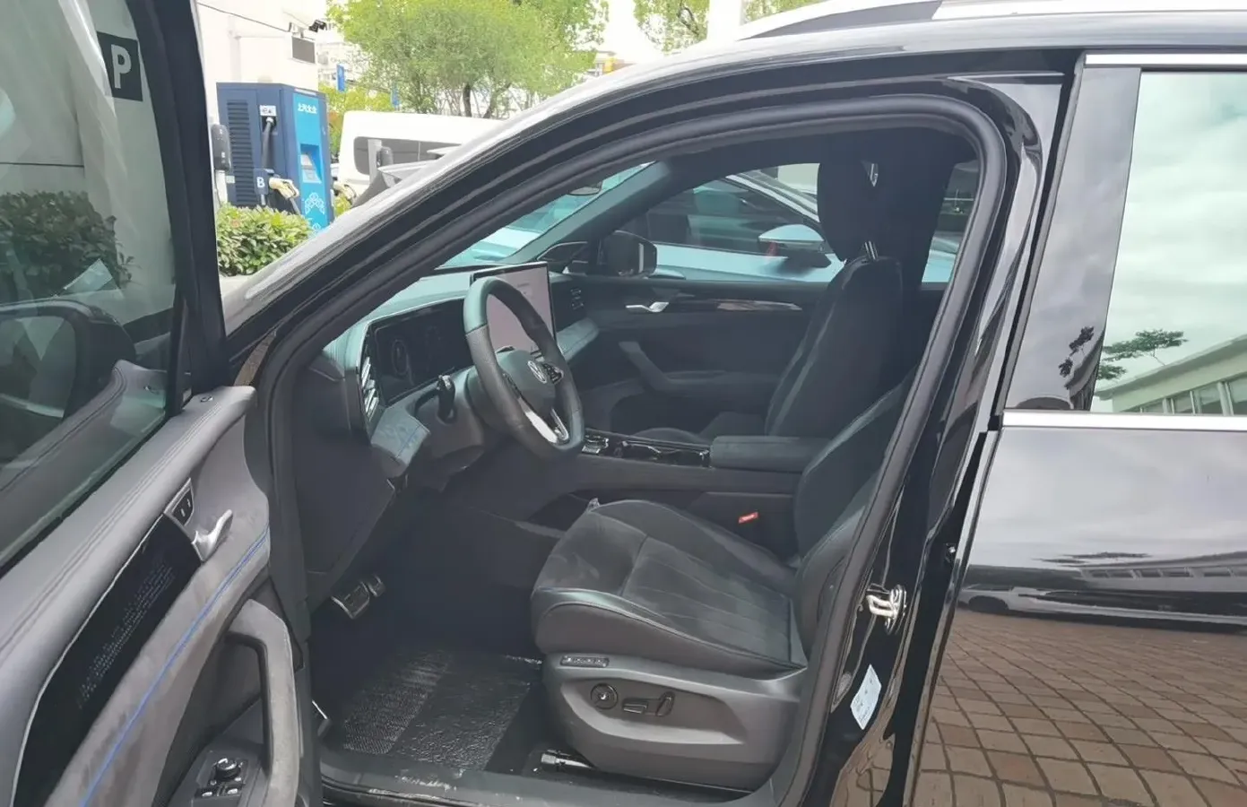 2024 Volkswagen Tiguan L 2.0T 220HP L4 7DCT,autocango,china used car exporter,china ev exporter,chinese used car exporter,chinese used ev exporter