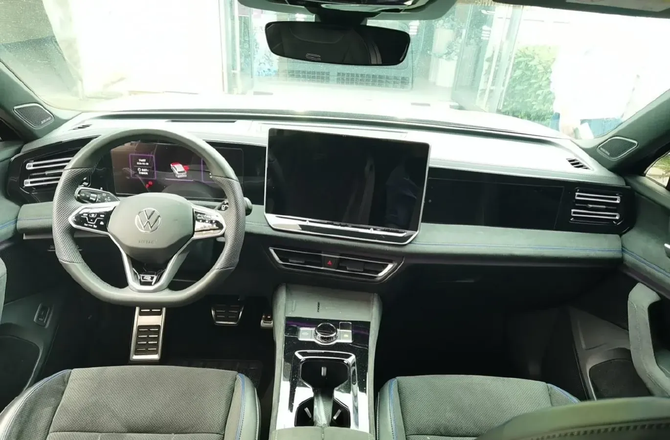 2024 Volkswagen Tiguan L 2.0T 220HP L4 7DCT,autocango,china used car exporter,china ev exporter,chinese used car exporter,chinese used ev exporter