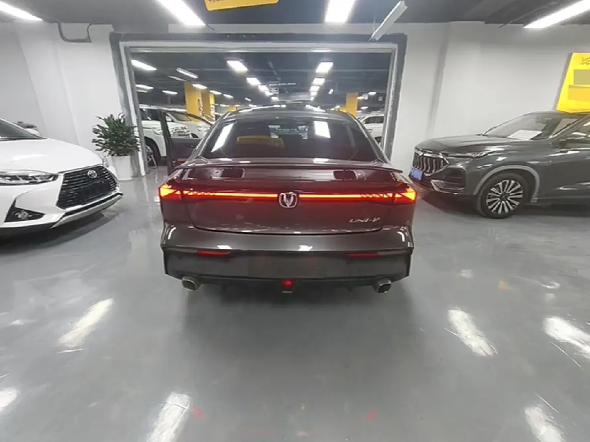 2022 ChangAn UNI-V 1.5T 188HP L4 7DCT,autocango,china used car exporter,china ev exporter,chinese used car exporter,chinese used ev exporter