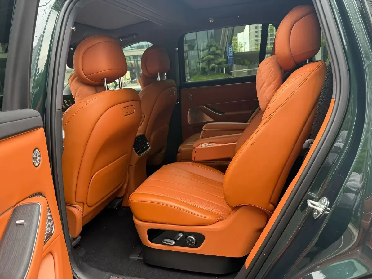 2025 AITO AITO M8 REEV 160HP REEV 53.4KWH,autocango,china used car exporter,china ev exporter,chinese used car exporter,chinese used ev exporter