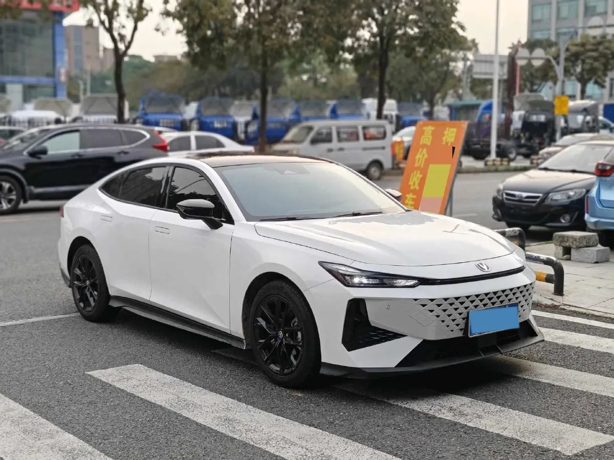 2024 ChangAn UNI-V 1.5T 188HP L4 7DCT,autocango,china used car exporter,china ev exporter,chinese used car exporter,chinese used ev exporter