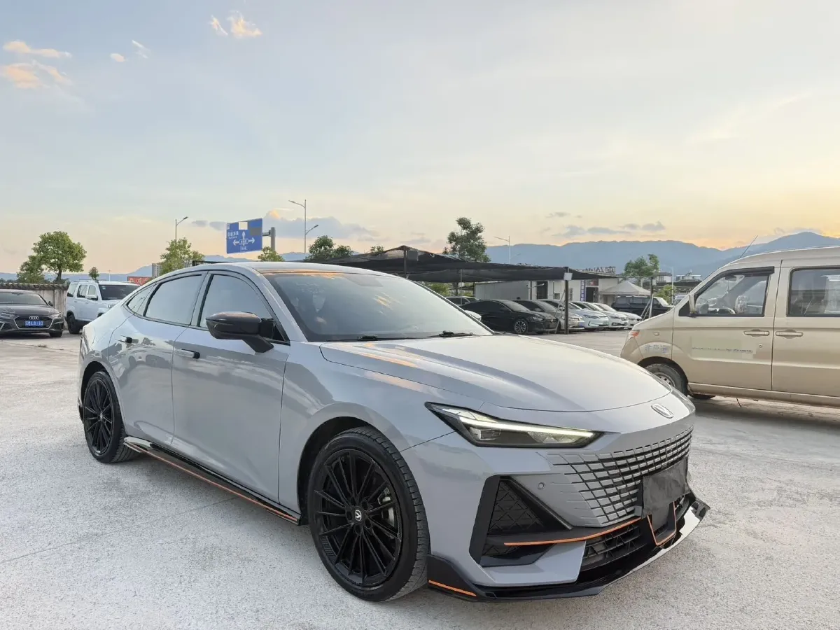 2022 ChangAn UNI-V 1.5T 188HP L4 7DCT,autocango,china used car exporter,china ev exporter,chinese used car exporter,chinese used ev exporter