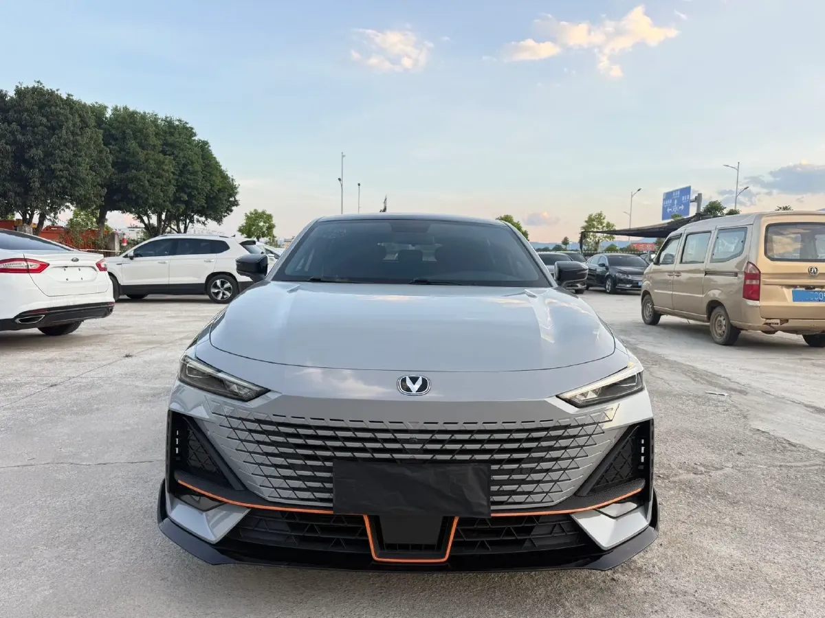 2022 ChangAn UNI-V 1.5T 188HP L4 7DCT,autocango,china used car exporter,china ev exporter,chinese used car exporter,chinese used ev exporter