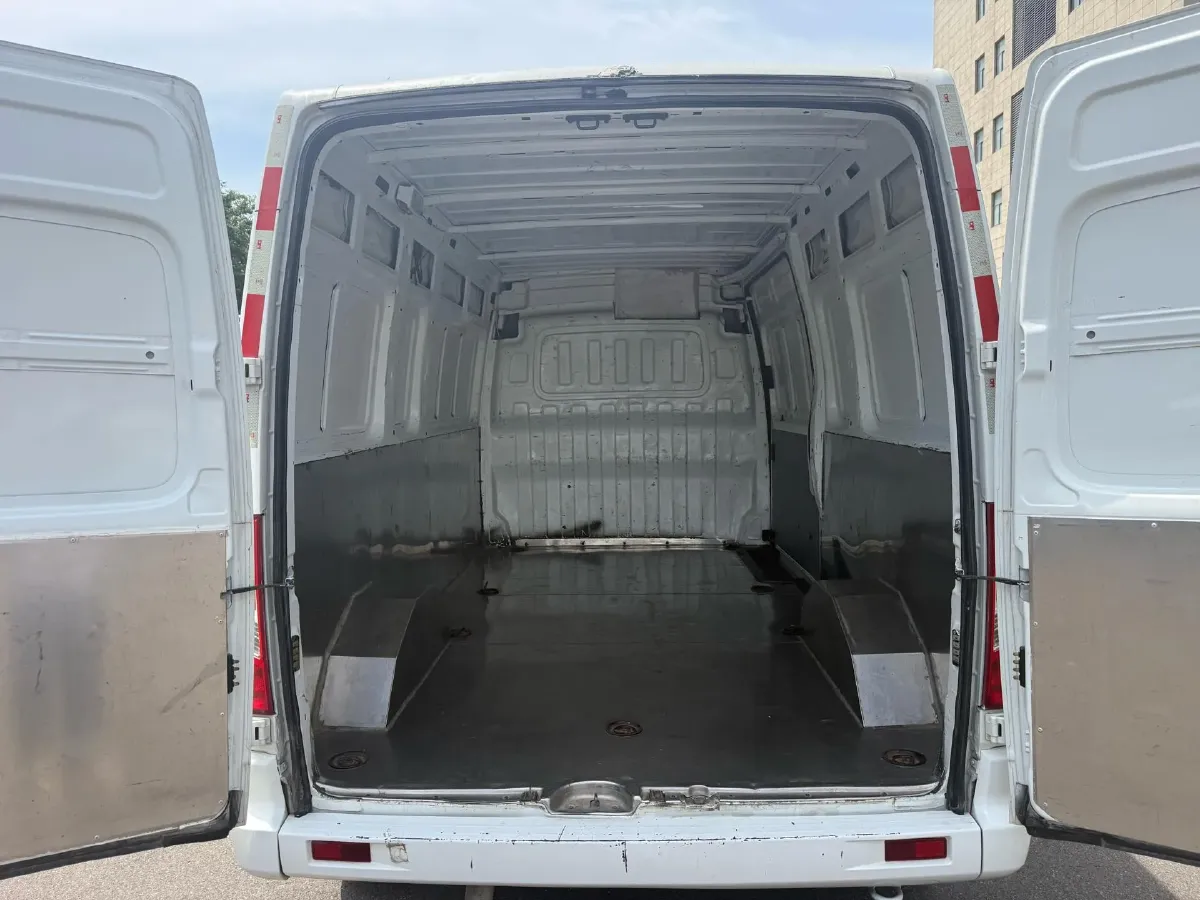 2021 MAXUS XinTu V80 2.0T 127HP L4 6MT,autocango,china used car exporter,china ev exporter,chinese used car exporter,chinese used ev exporter