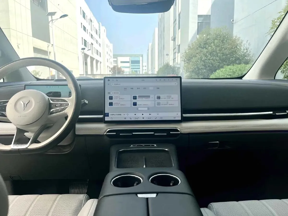 2025 Voyah Dream 1.5T 150HP L4 PHEV 41.7KWH,autocango,china used car exporter,china ev exporter,chinese used car exporter,chinese used ev exporter