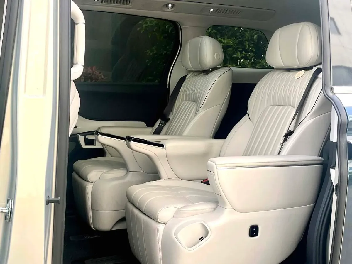 2025 Voyah Dream 1.5T 150HP L4 PHEV 41.7KWH,autocango,china used car exporter,china ev exporter,chinese used car exporter,chinese used ev exporter