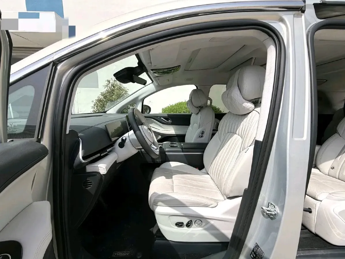 2025 Voyah Dream 1.5T 150HP L4 PHEV 41.7KWH,autocango,china used car exporter,china ev exporter,chinese used car exporter,chinese used ev exporter