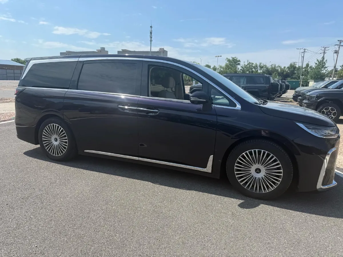 2025 Voyah Dream 1.5T 150HP L4 PHEV 41.7KWH,autocango,china used car exporter,china ev exporter,chinese used car exporter,chinese used ev exporter