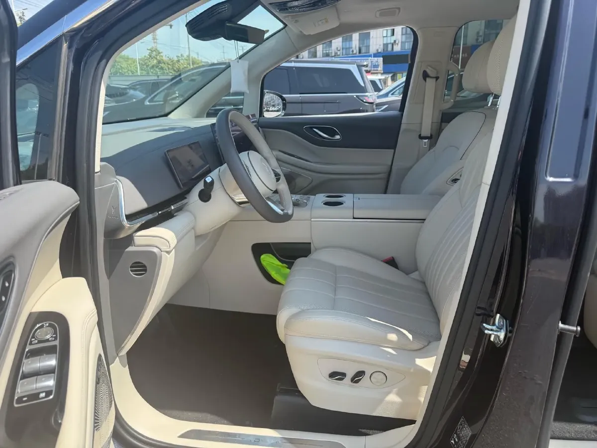 2025 Voyah Dream 1.5T 150HP L4 PHEV 41.7KWH,autocango,china used car exporter,china ev exporter,chinese used car exporter,chinese used ev exporter