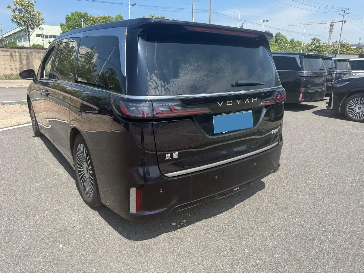 2025 Voyah Dream 1.5T 150HP L4 PHEV 41.7KWH,autocango,china used car exporter,china ev exporter,chinese used car exporter,chinese used ev exporter
