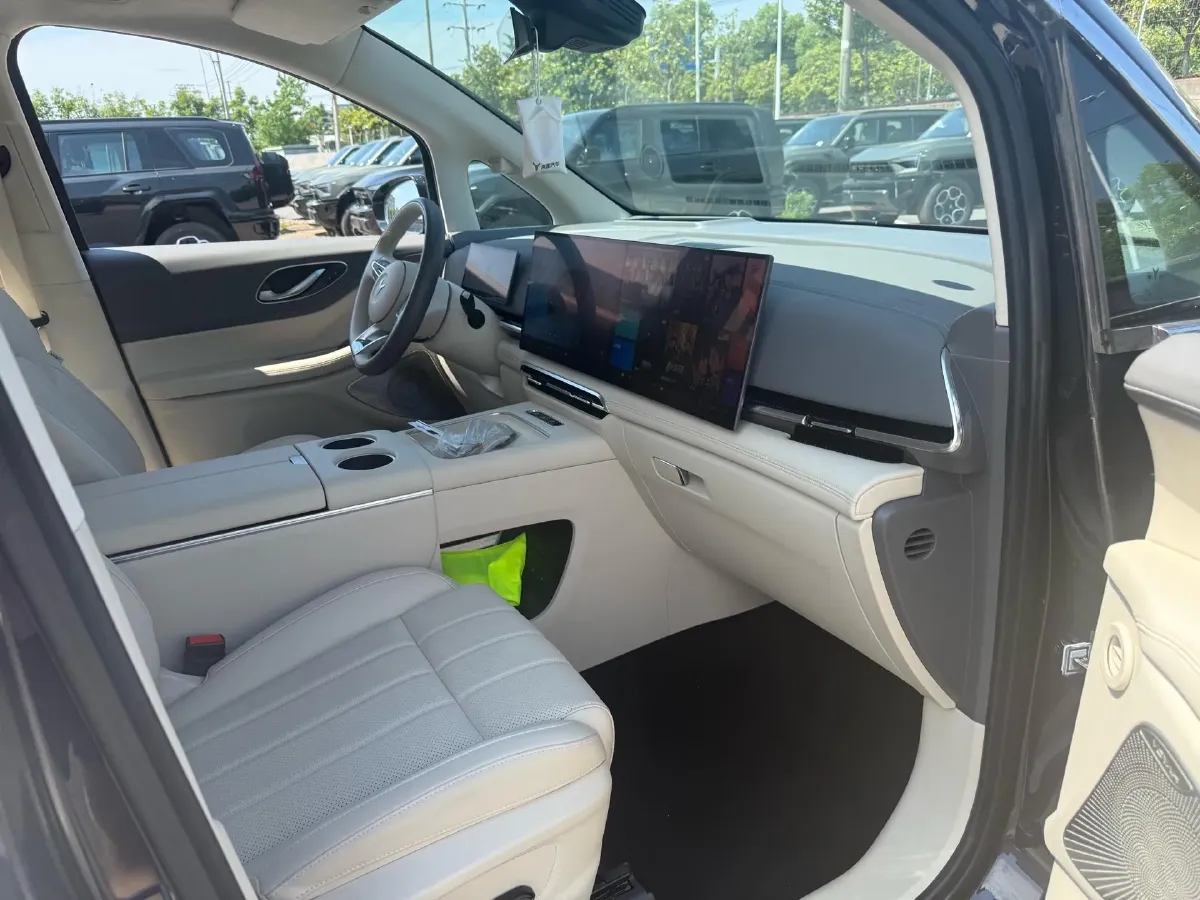 2025 Voyah Dream 1.5T 150HP L4 PHEV 41.7KWH,autocango,china used car exporter,china ev exporter,chinese used car exporter,chinese used ev exporter