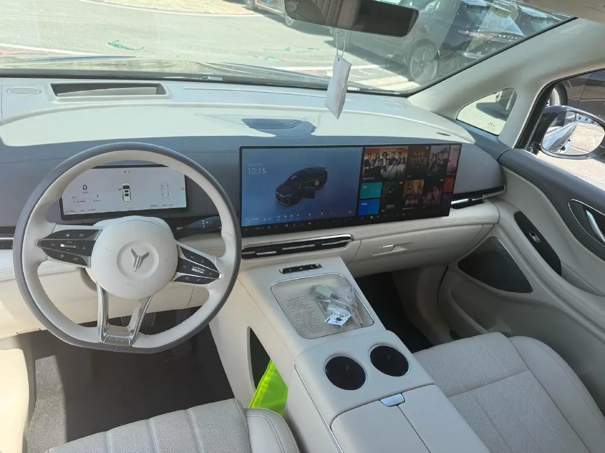 2025 Voyah Dream 1.5T 150HP L4 PHEV 41.7KWH,autocango,china used car exporter,china ev exporter,chinese used car exporter,chinese used ev exporter