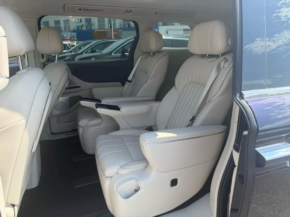 2025 Voyah Dream 1.5T 150HP L4 PHEV 41.7KWH,autocango,china used car exporter,china ev exporter,chinese used car exporter,chinese used ev exporter