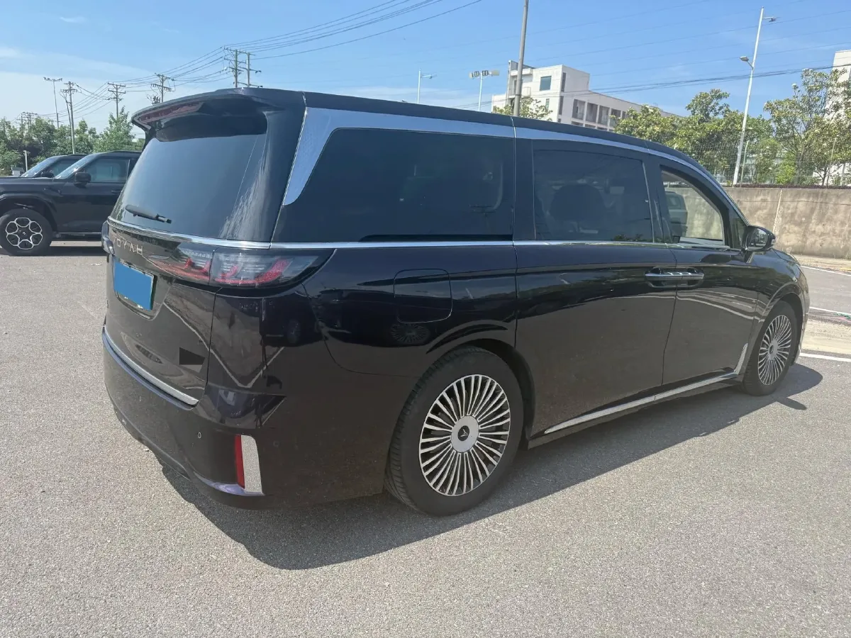 2025 Voyah Dream 1.5T 150HP L4 PHEV 41.7KWH,autocango,china used car exporter,china ev exporter,chinese used car exporter,chinese used ev exporter