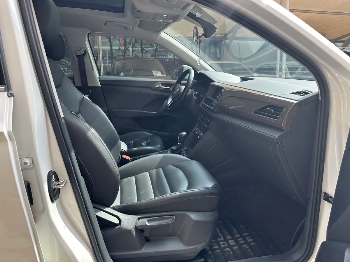 2019 MINI MINI 1.5T 102HP L3 7DCT,autocango,china used car exporter,china ev exporter,chinese used car exporter,chinese used ev exporter