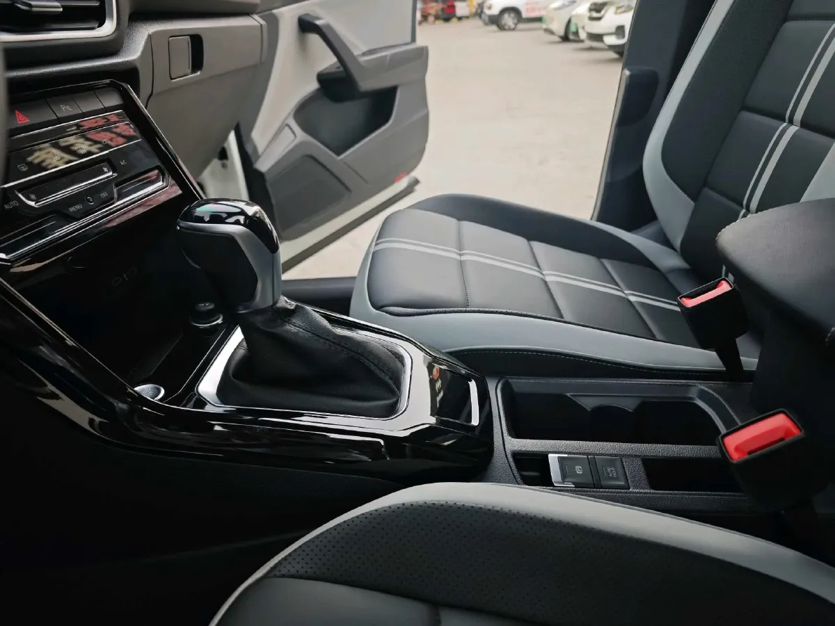 2023 Volkswagen T-Roc 1.5T 160HP L4 7DCT,autocango,china used car exporter,china ev exporter,chinese used car exporter,chinese used ev exporter