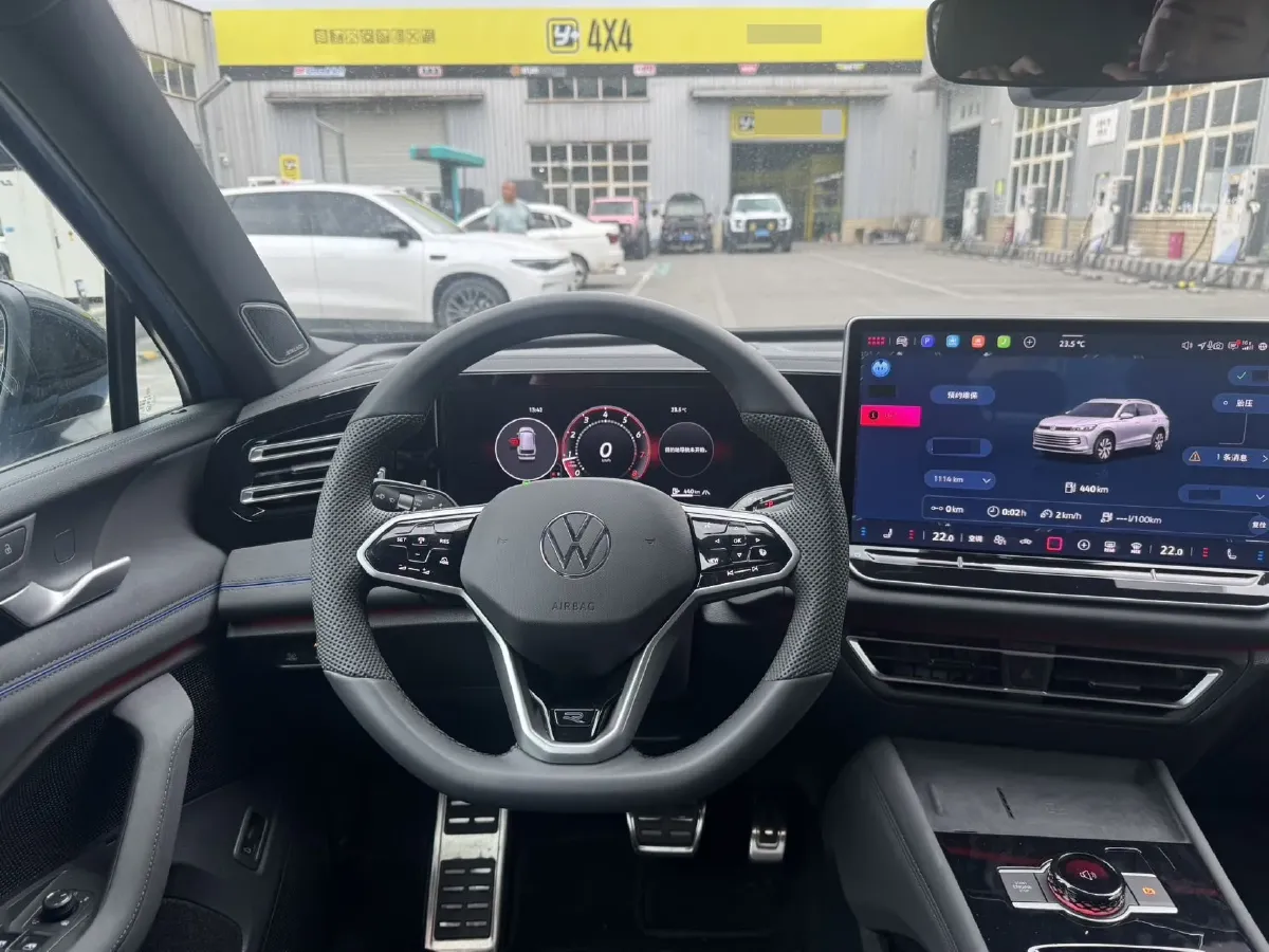 2025 Volkswagen Tiguan L 2.0T 220HP L4 7DCT,autocango,china used car exporter,china ev exporter,chinese used car exporter,chinese used ev exporter
