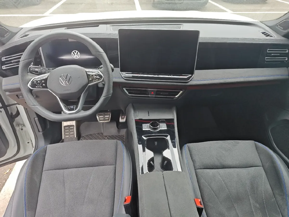 2025 Volkswagen Tiguan L 2.0T 220HP L4 7DCT,autocango,china used car exporter,china ev exporter,chinese used car exporter,chinese used ev exporter