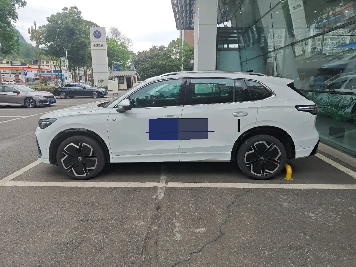 2025 Volkswagen Tiguan L 2.0T 220HP L4 7DCT,autocango,china used car exporter,china ev exporter,chinese used car exporter,chinese used ev exporter