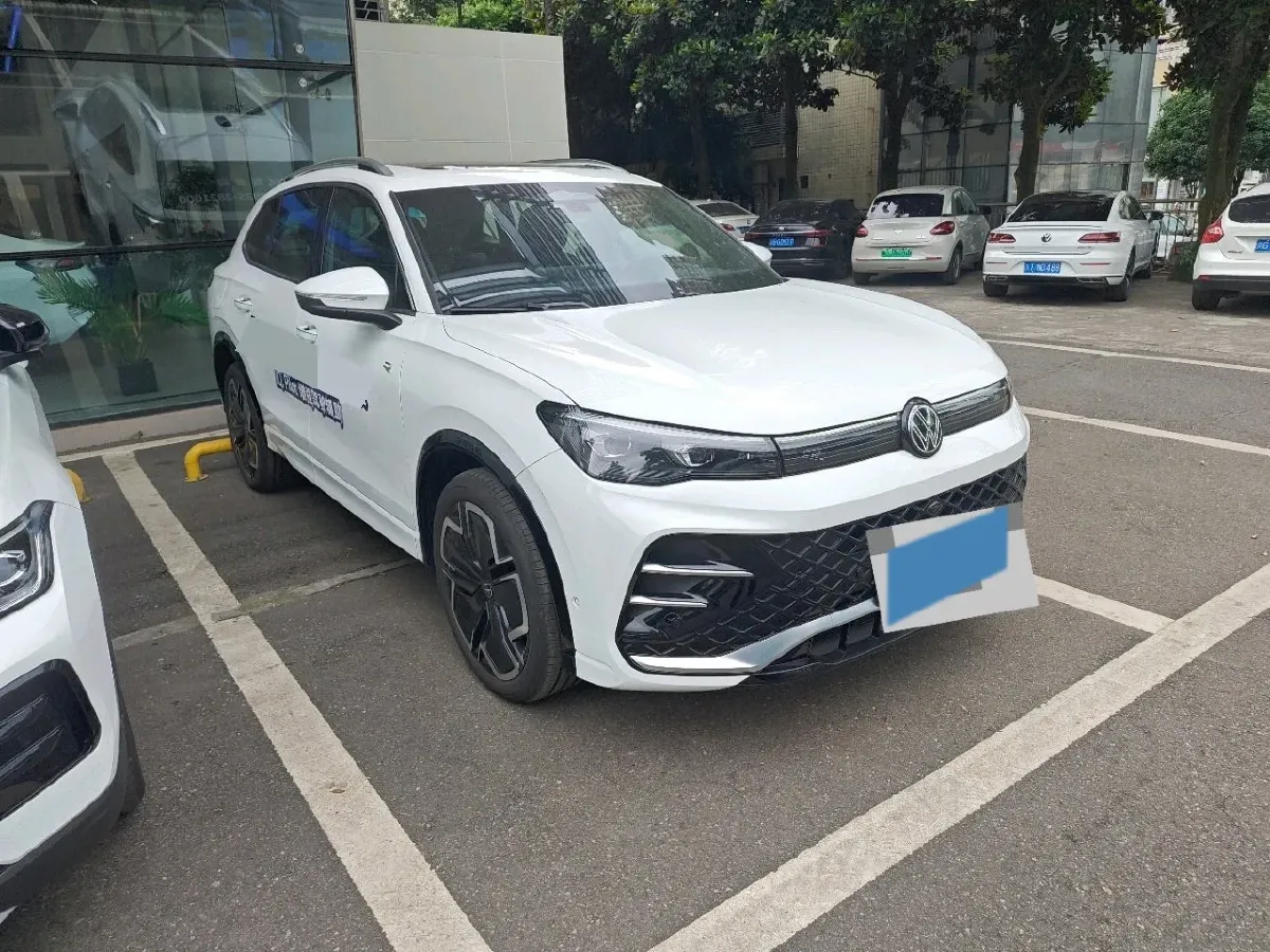 2025 Volkswagen Tiguan L 2.0T 220HP L4 7DCT,autocango,china used car exporter,china ev exporter,chinese used car exporter,chinese used ev exporter
