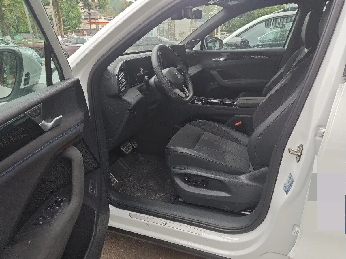 2025 Volkswagen Tiguan L 2.0T 220HP L4 7DCT,autocango,china used car exporter,china ev exporter,chinese used car exporter,chinese used ev exporter