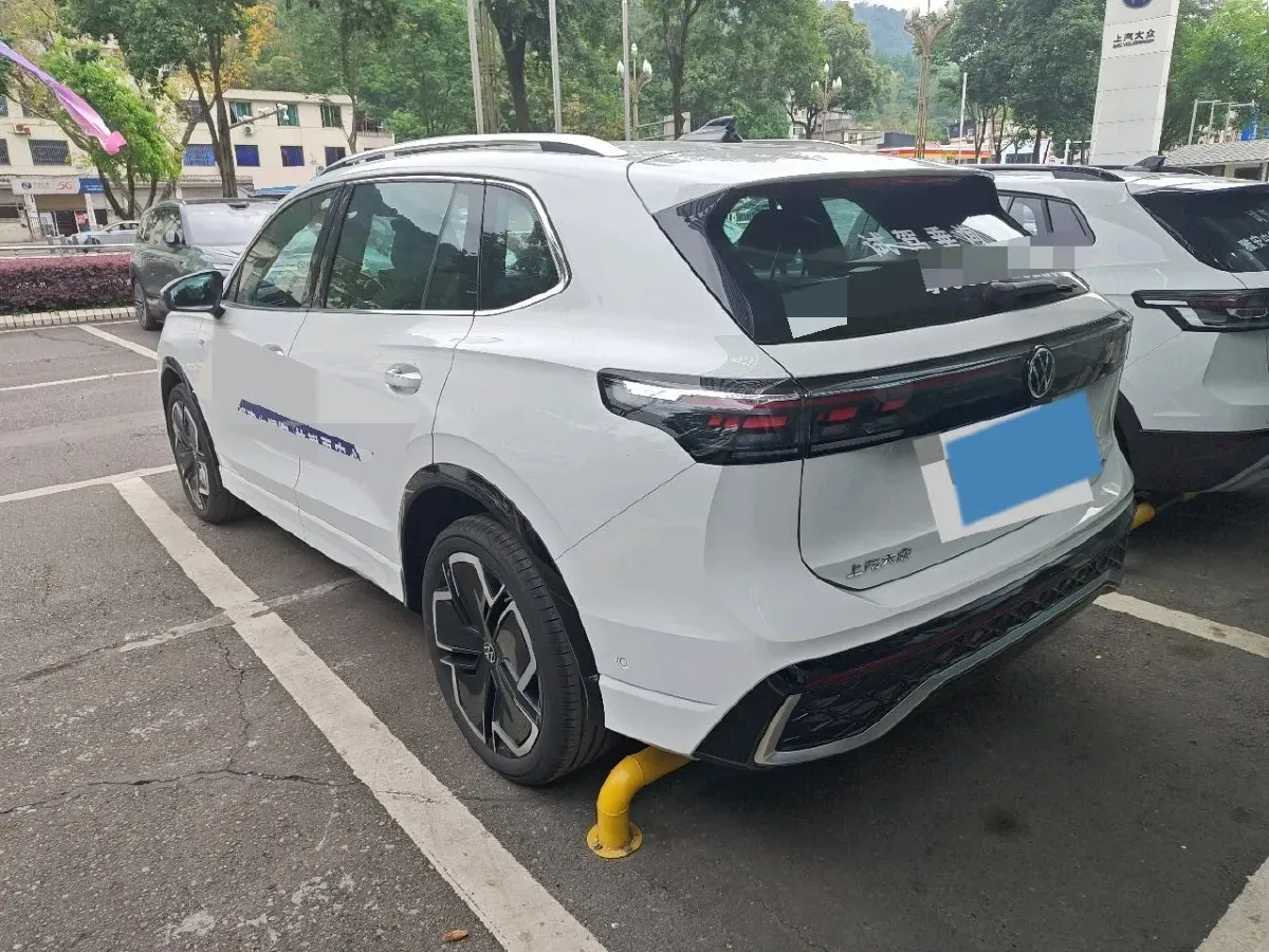 2025 Volkswagen Tiguan L 2.0T 220HP L4 7DCT,autocango,china used car exporter,china ev exporter,chinese used car exporter,chinese used ev exporter